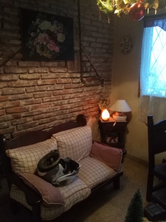 CASA DE CUATRO AMBIENTES CON COCHERA VENDE ACEPTA PERMUTA MENOR VALOR