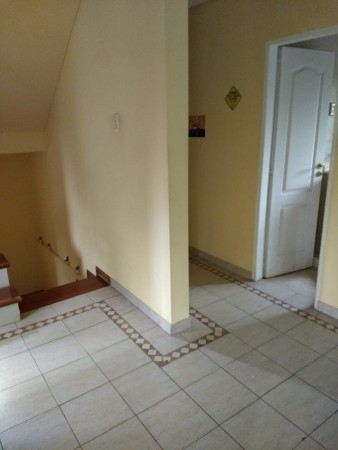 VENTA HERMOSO DUPLEX CON ENTRADA AUTO