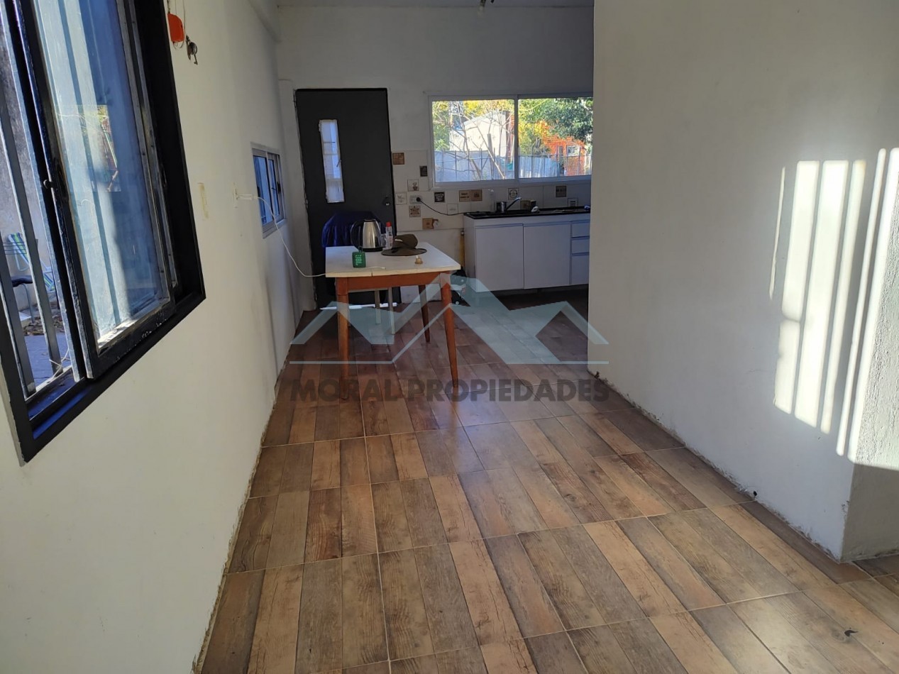 ALQUILO CASA DOS HABITACIONES LIVING COMEDOR INTEGRADO-PATIO-ENTRADA PARA AUTO