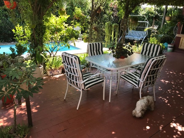 CASA EN DOS PLANTAS CON PILETA