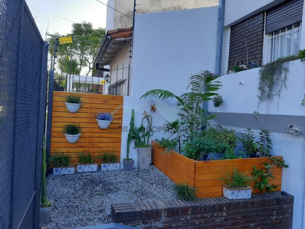 CASA EN DOS PLANTAS CON PILETA