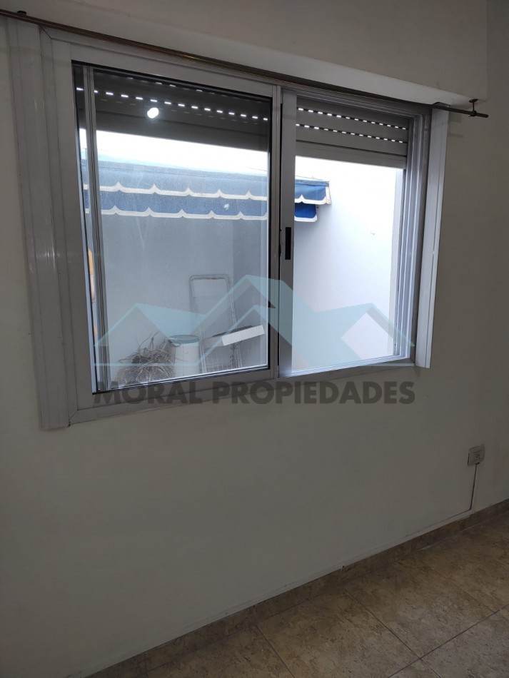 ALQUILO DOS AMBIENTES CON PATIO SEMI-CUBIERTO IMPECABLE 