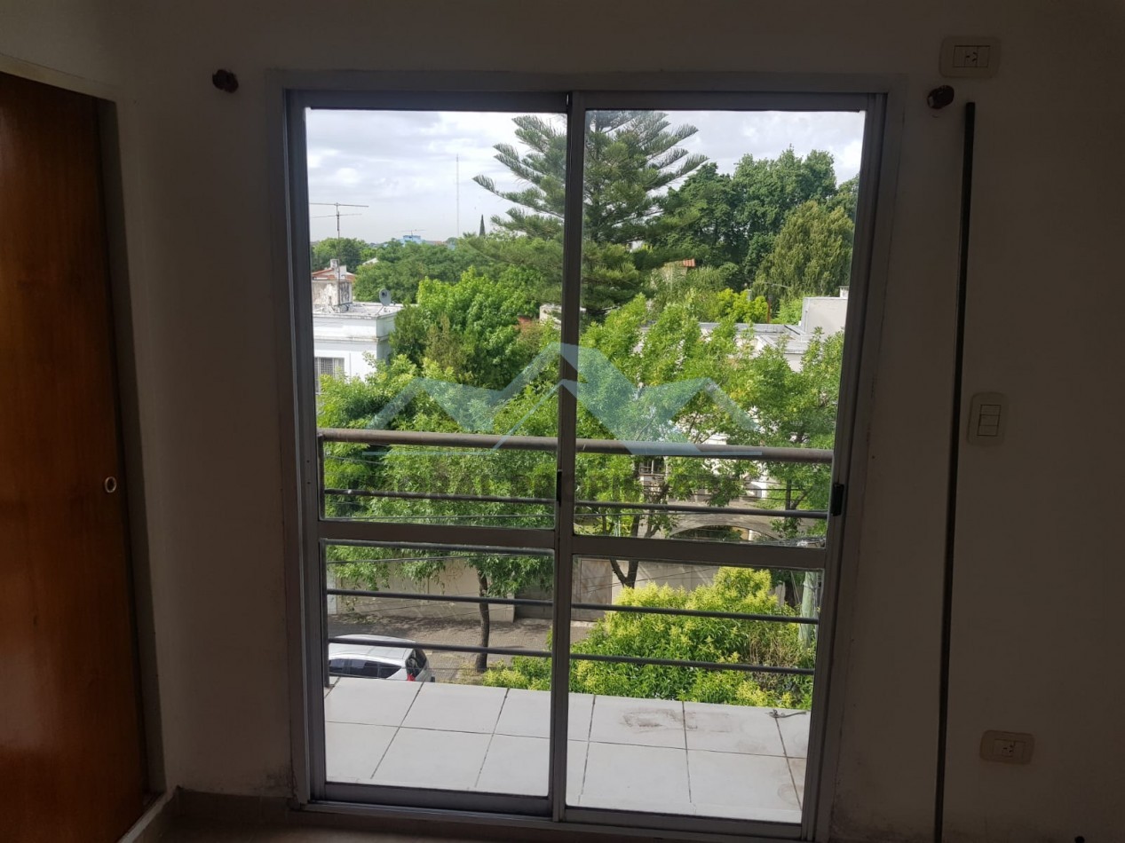 OPORTUNIDAD VENDO DOS AMBIENTES CASTELAR SUR- EXCELENTE UBICACION A MUY BUEN PRECIO 